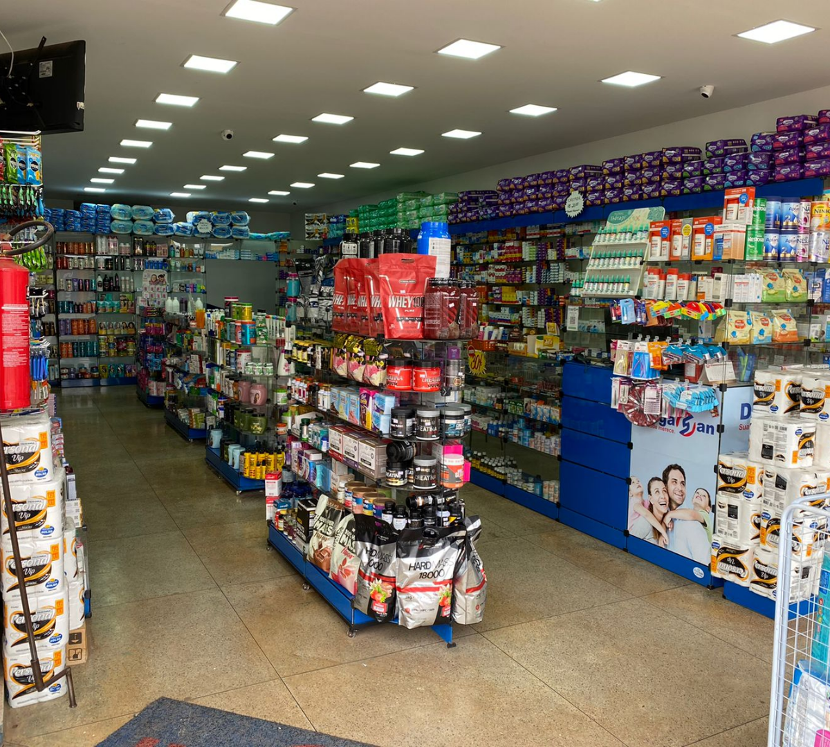 Farmacêutica atendendo cliente com atenção e cuidado