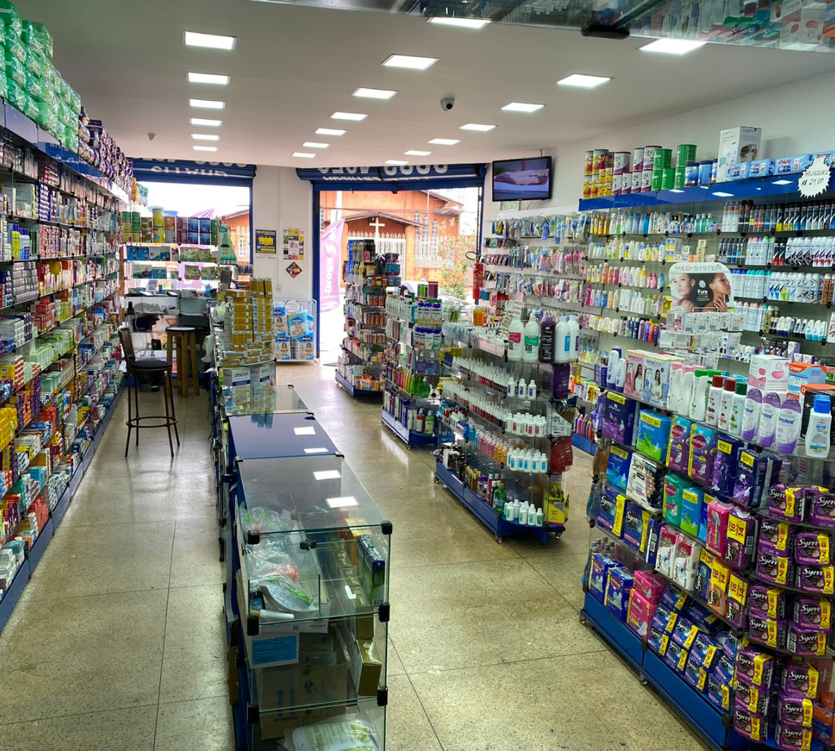 Corredor com ampla variedade de produtos de saúde e bem-estar